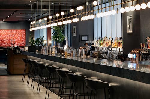 2 bars/lounges