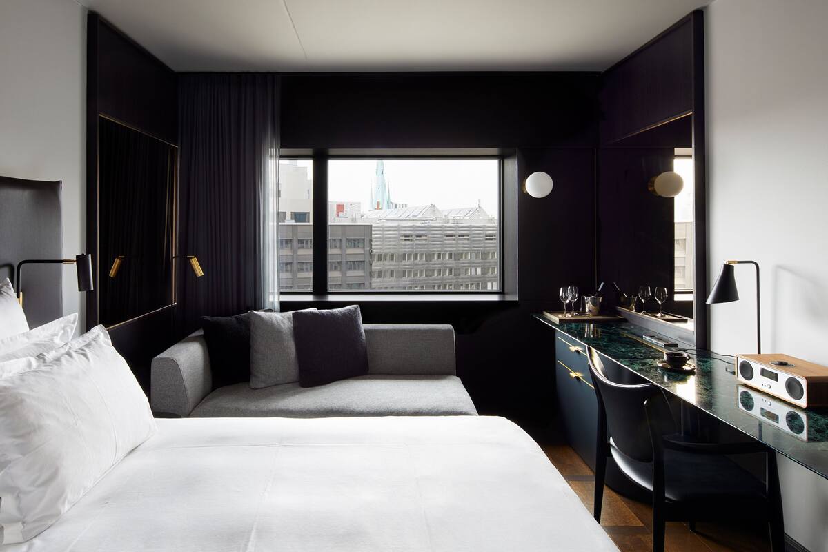 Ropa de cama de alta calidad, cubrecamas y minibar