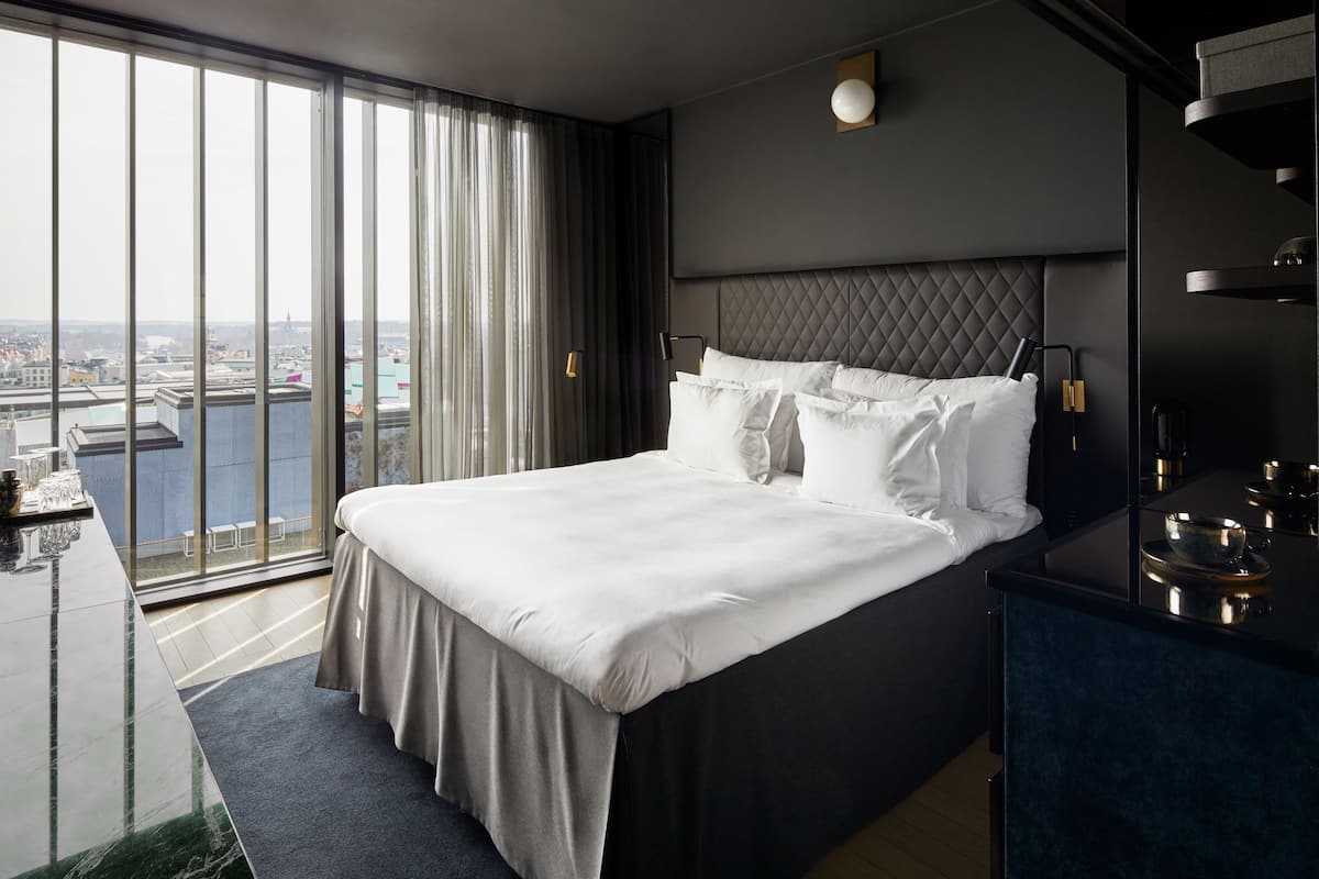 Rom – deluxe, 1 kingsize-seng | Sengetøy av topp kvalitet, dundyner, minibar og safe på rommet