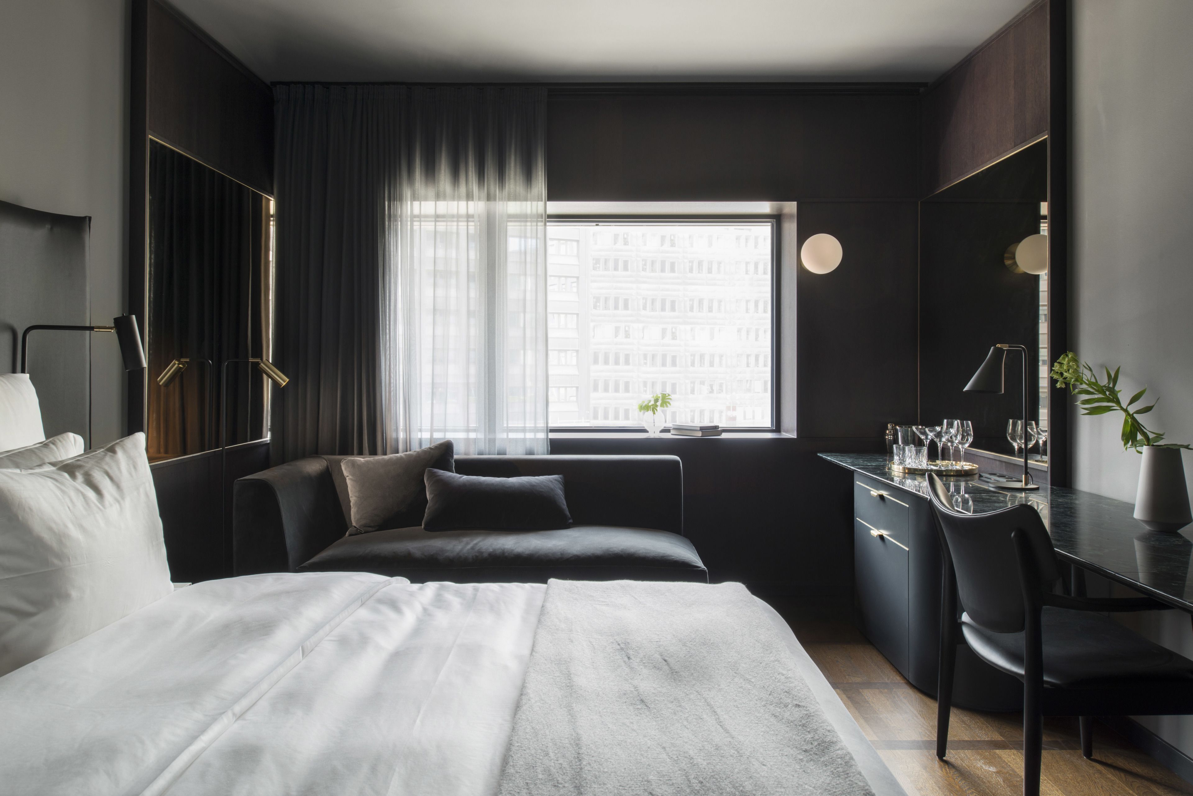 Ropa de cama de alta calidad, cubrecamas y minibar 