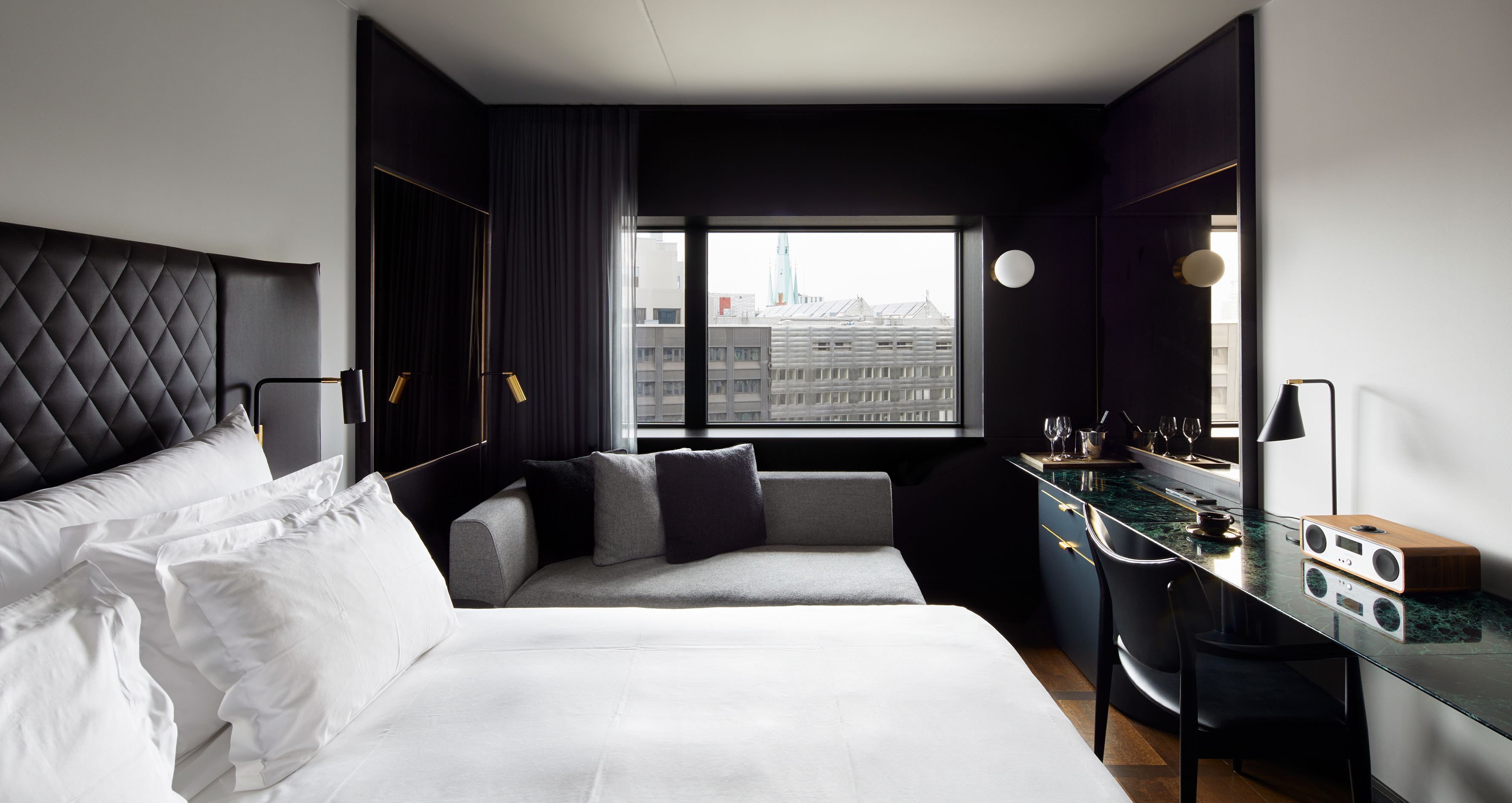 Ropa de cama de alta calidad, cubrecamas y minibar 