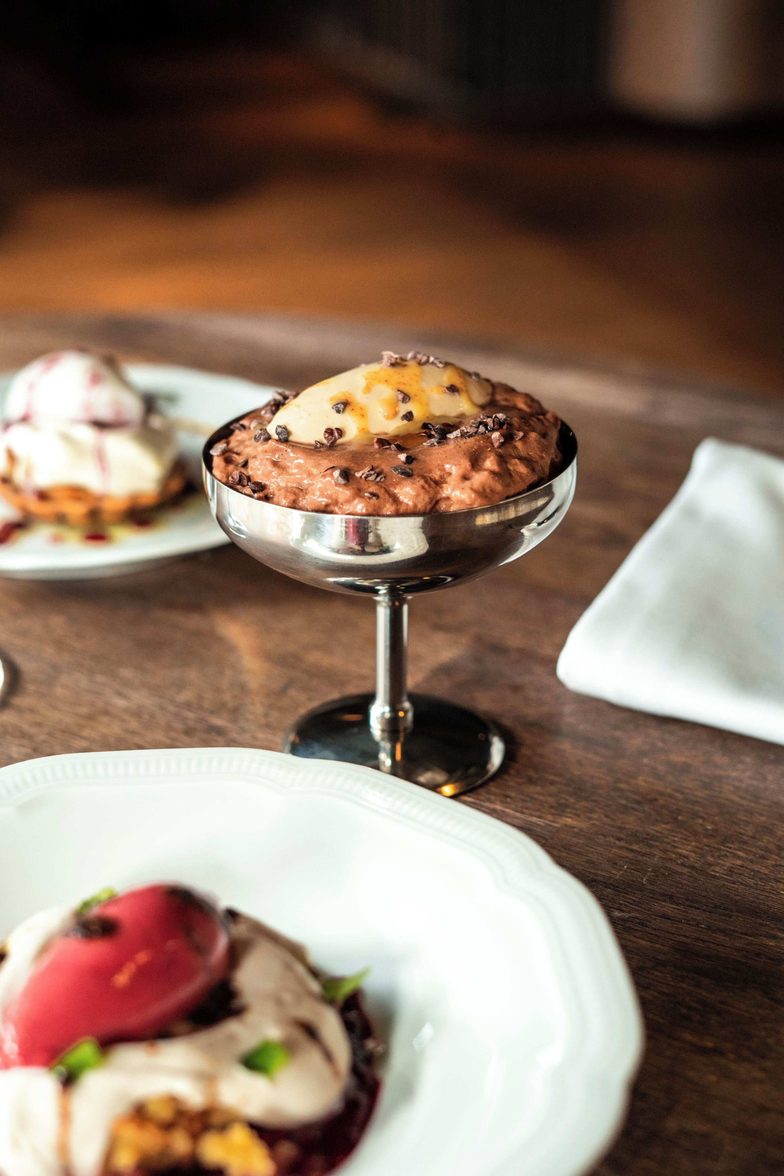 Ein Dessert in einer Metallschüssel auf einem Holztisch.