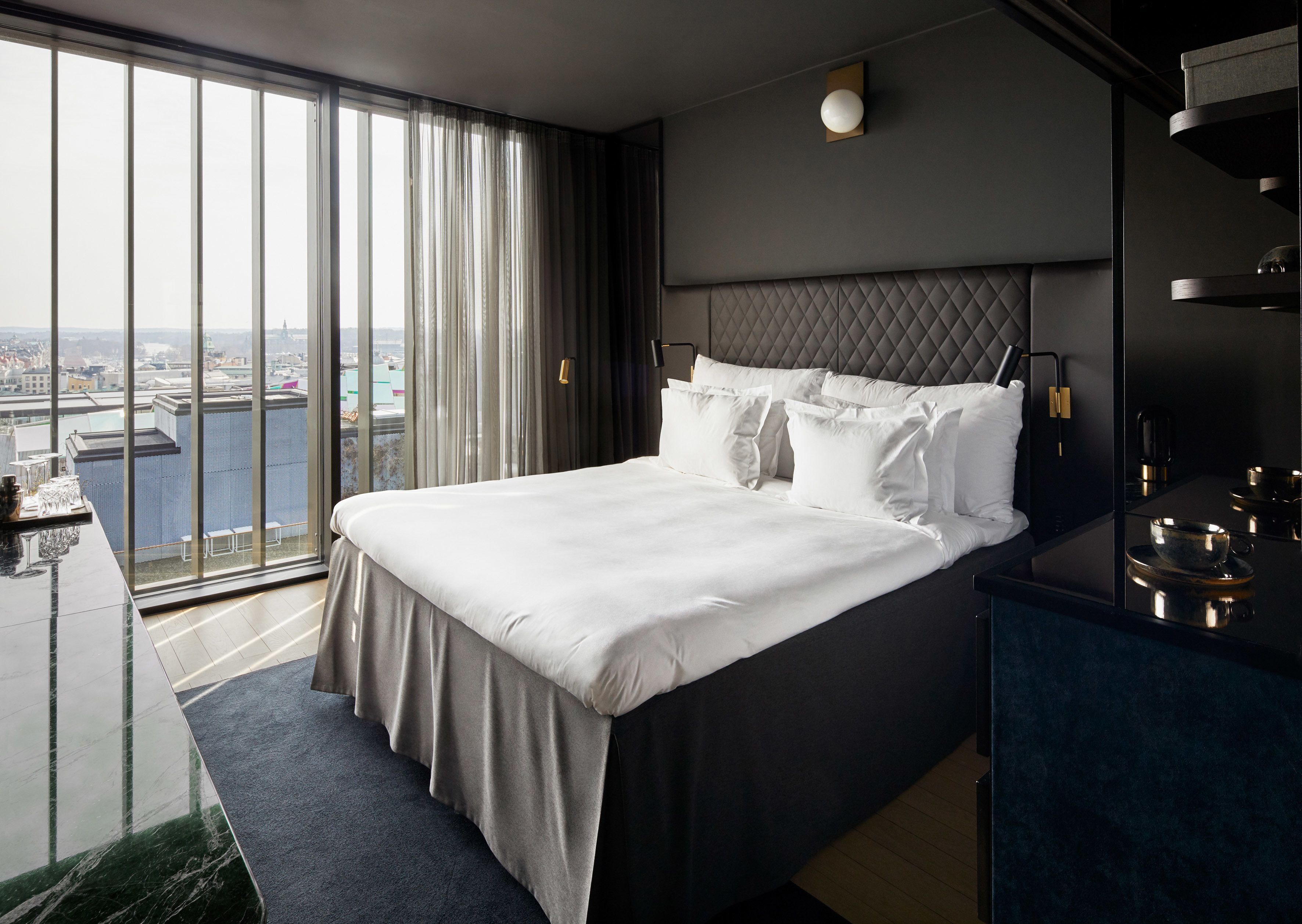 Ropa de cama de alta calidad, cubrecamas y minibar 