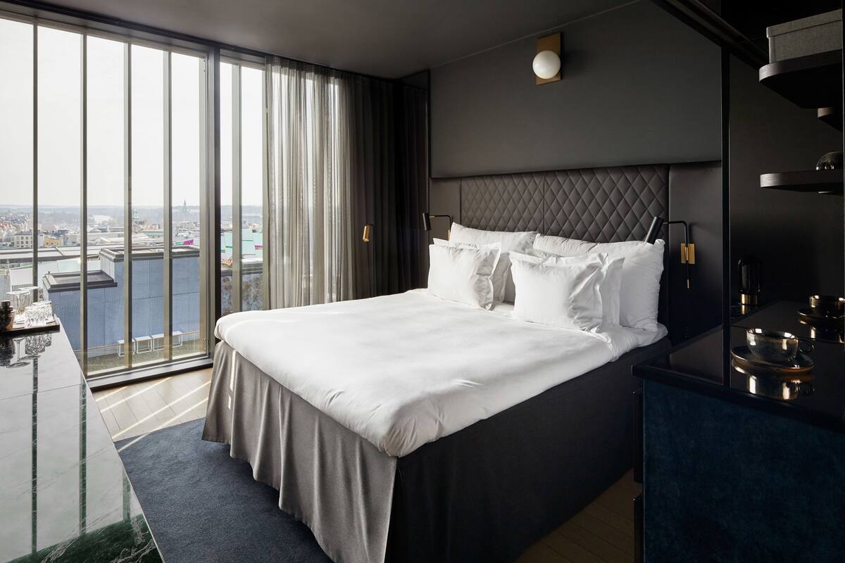 Ropa de cama de alta calidad, cubrecamas y minibar