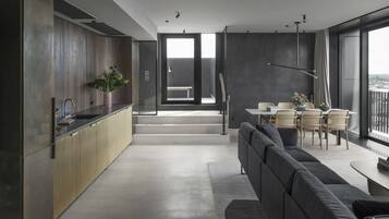 Presidential-suite | Premium-sengetøj, dundyner, minibar, pengeskab på værelset