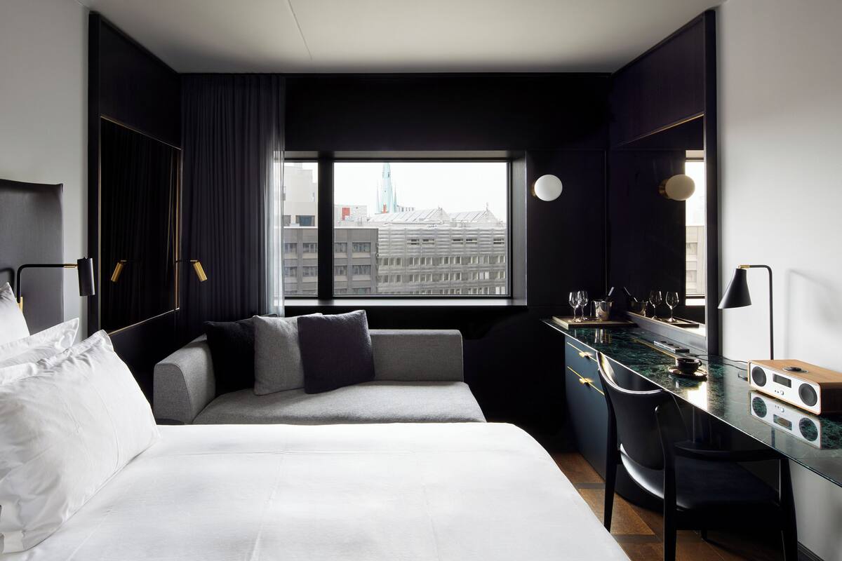 Sengetøy av topp kvalitet, dundyner, minibar og safe på rommet