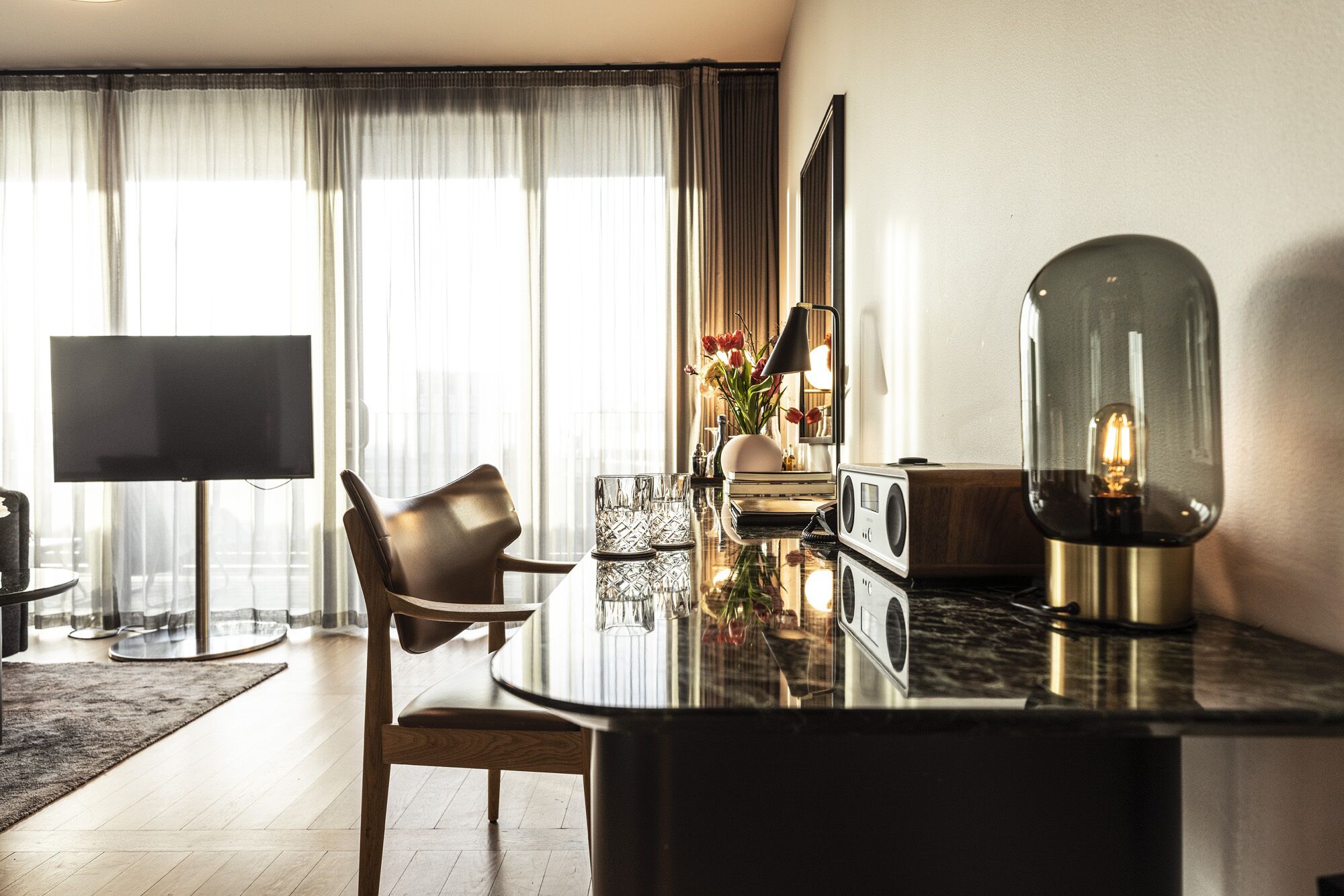 Suite | Sengetøy av topp kvalitet, dundyner, minibar og safe på rommet