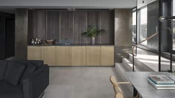 Una cocina moderna con encimera de madera, un lavamanos y una planta en maceta.