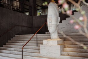 Eine Treppe mit Marmorstufen und einer zentralen Skulptur.