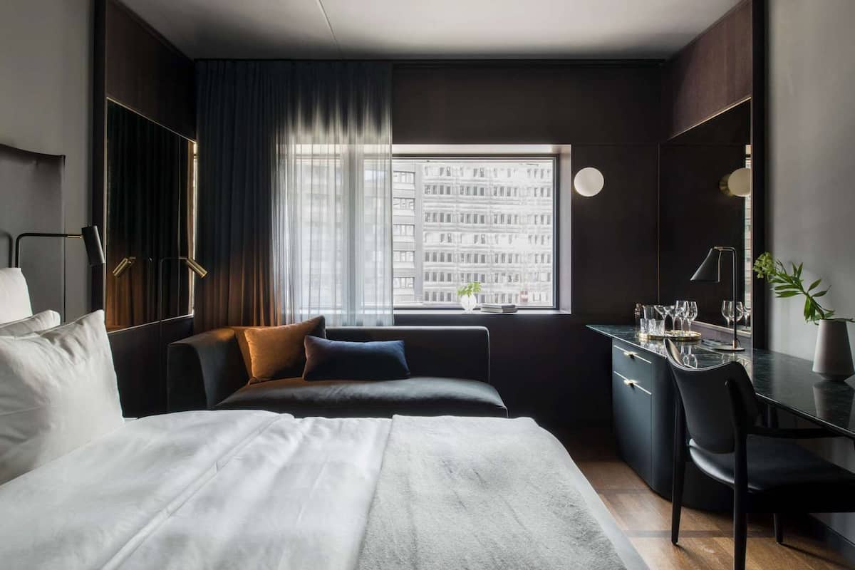 Sengetøy av topp kvalitet, dundyner, minibar og safe på rommet
