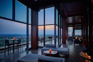 4 restaurants; breakfast, lunch and dinner served  - The Ritz-Carlton, Haikou (Haikou)