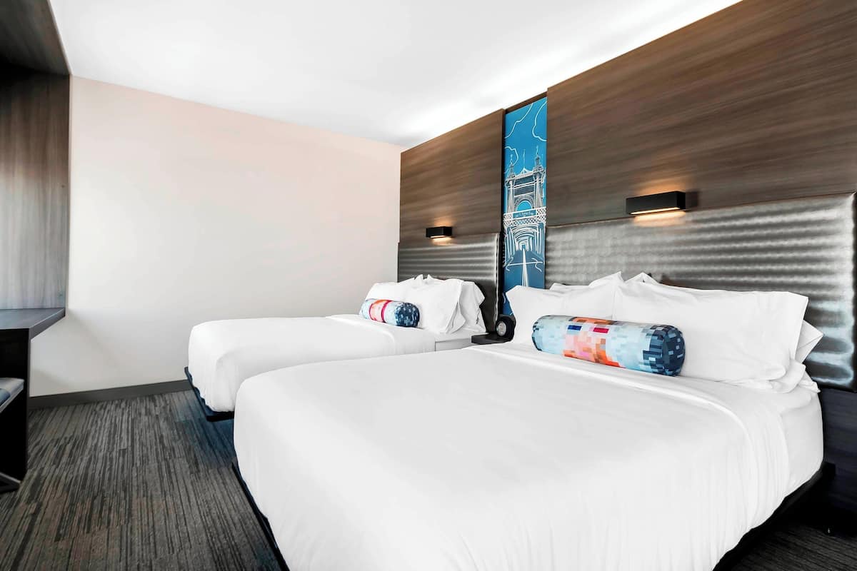 aloft, Habitación, 2 camas Queen size | Ropa de cama de alta calidad y edredón