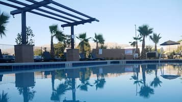 Piscina all'aperto, con ingresso dalle 09:00 alle 21:00, lettini