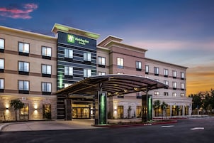 Fachada de la propiedad por la tarde o noche