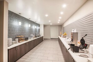 Free daily continental breakfast - La Quinta Inn & Suites by Wyndham Tulsa Broken Arrow (Broken Arrow)