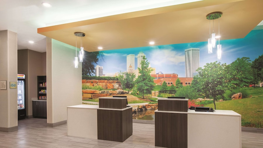 La Quinta Inn & Suites by Wyndham Tulsa Broken Arrow