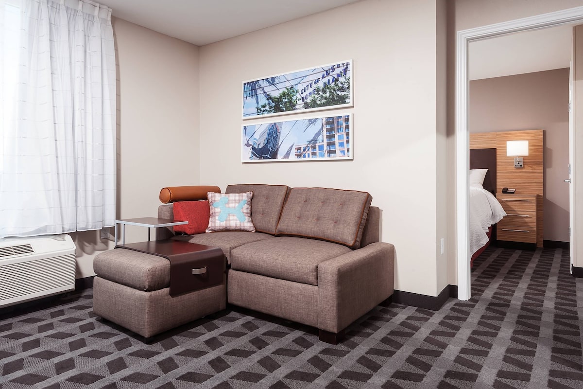 32-inch Smart TV with cable channels, TV