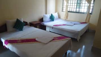 Twin Room | Meja, langsir/tirai gelap terus, Wi-fi percuma