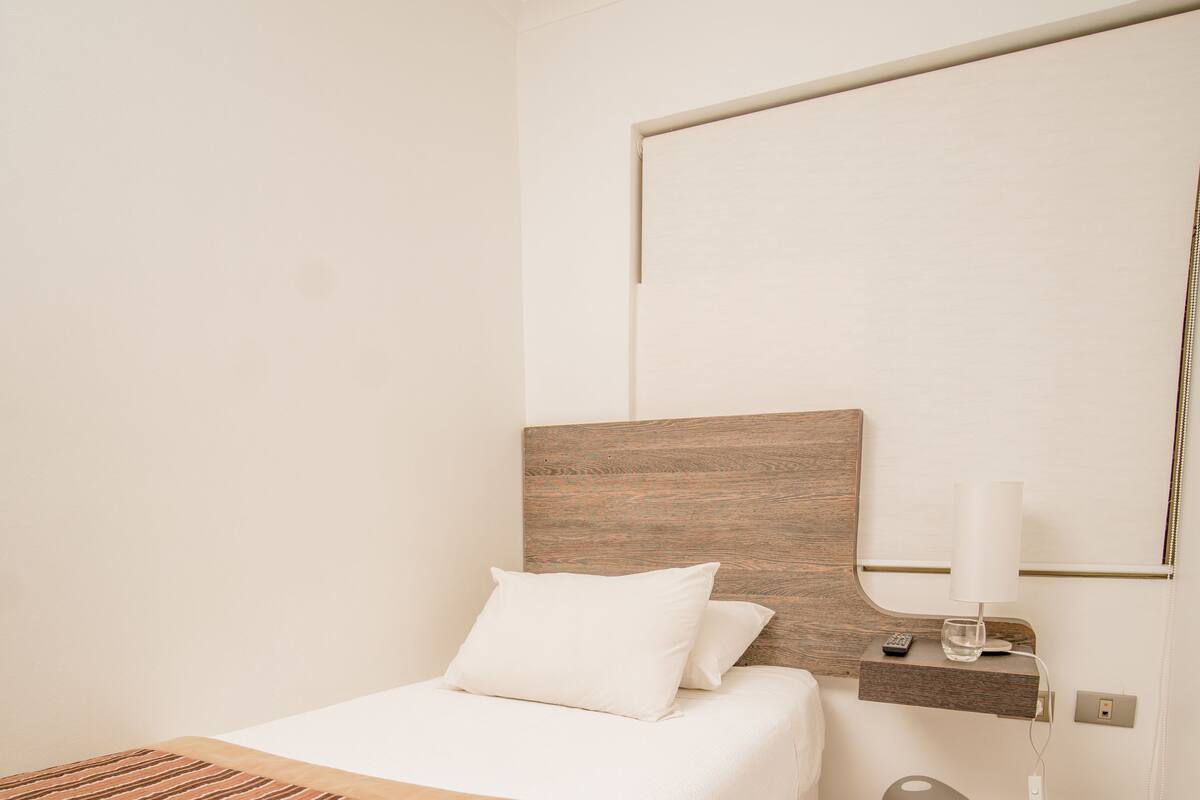 Single Room, 1 Katil Bujang (Single) | Meja, seterika/papan seterika, Wi-fi percuma