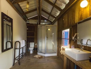 Dusche, kostenlose Toilettenartikel, Haartrockner, Hausschuhe
