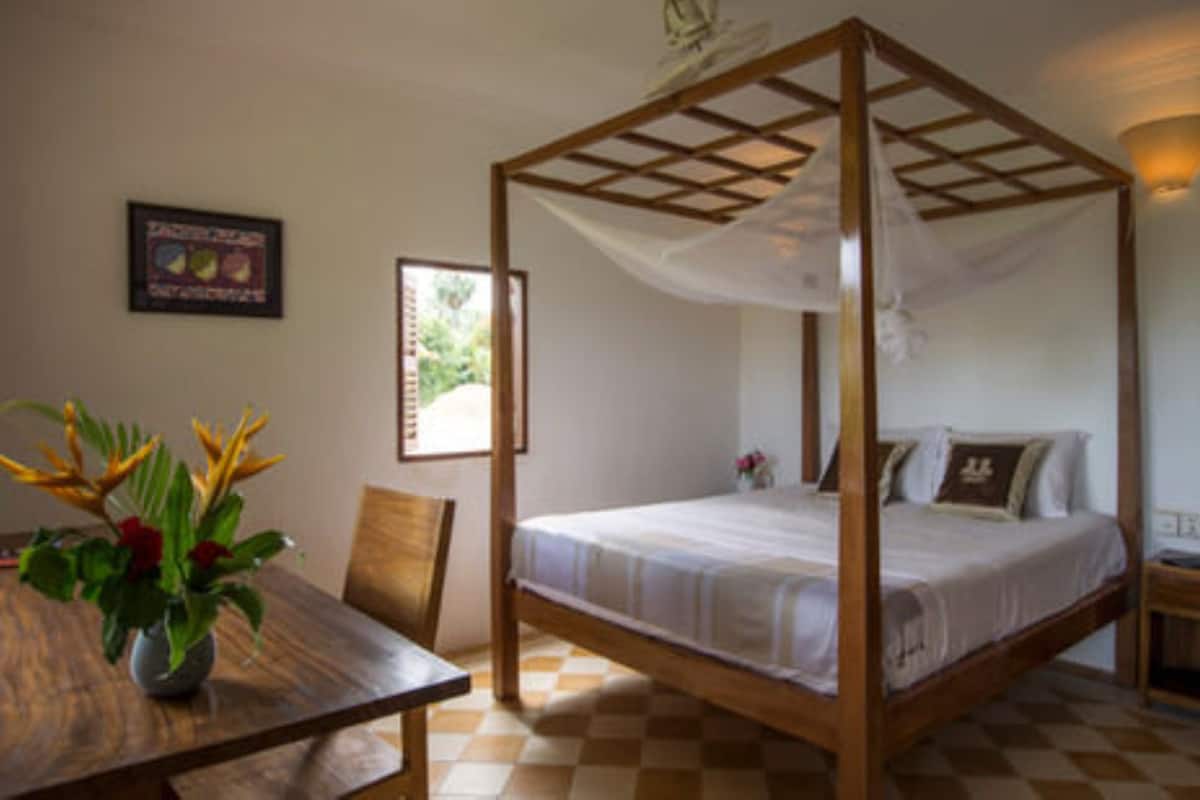 In-room safe, desk, WiFi (free)