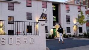 A building with a white facade, a black statue on a pedestal, and the number 310. - The Sobro Guest House by AvantStay (Nashville)