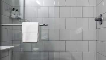 Ducha, artículos de higiene personal gratuitos y secador de pelo