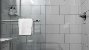 Suihku, ilmaiset hygieniatuotteet, hiustenkuivaaja, pyyhkeet