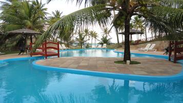 Piscina externa, funciona das 9h às 22h, guarda-sóis, espreguiçadeiras