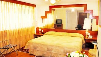 Pengeskab på værelset, skrivebord, lydisolering, strygejern/strygebræt