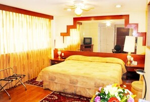 Tallelokero huoneessa, työpöytä, äänieristys, silitysrauta/-lauta