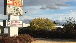 A sign for Tahitian Inn with amenities like pulltabs, dim sum, darts, pool, and karaoke. - Tahitian Motor Inn (Pasco)