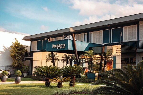 A modern building with a sign reading "Itajara Hotel".