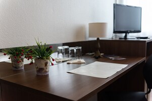 Quarto casal superior | Frigobar, escrivaninha, espaço de trabalho para notebook