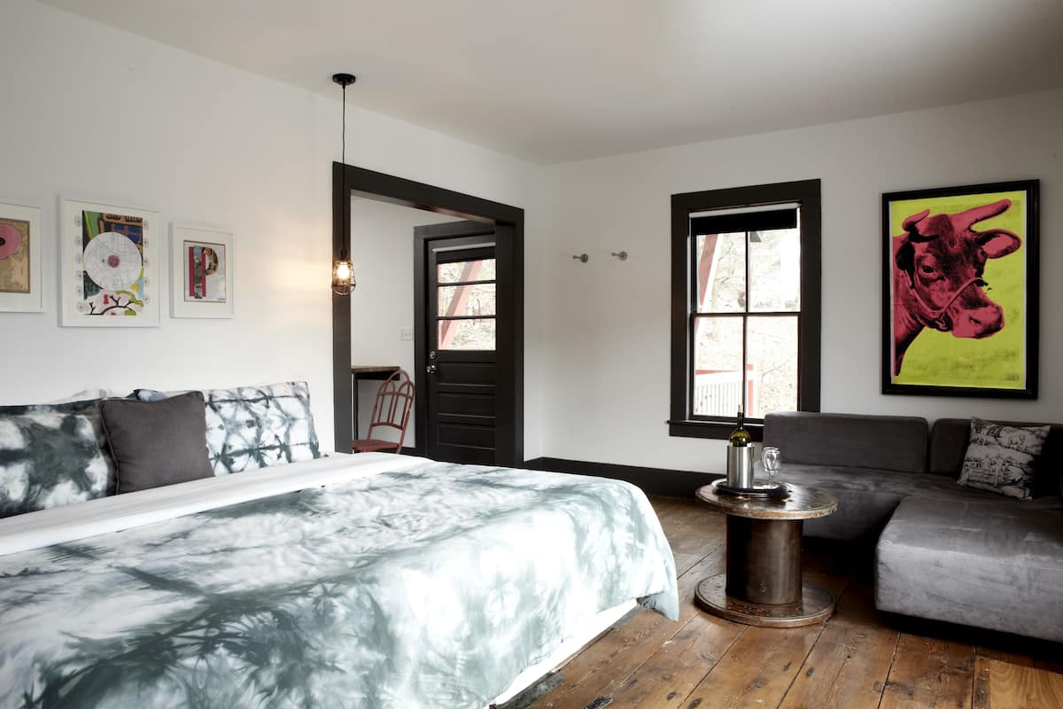 Suite, 1 très grand lit, cuisine (EAT) | Lit avec matelas en mousse à mémoire, accès au Wi-Fi (inclus)