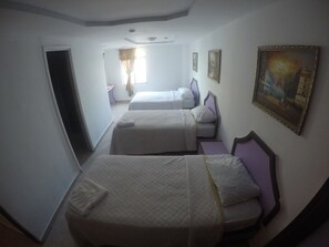 Triple Room, Multiple Beds | Free WiFi, bed sheets - Hotel BackPacker Inn (Panama City)