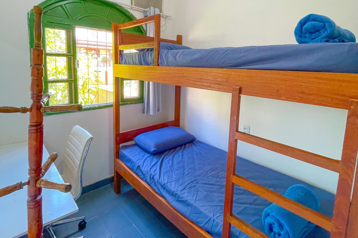 ملاءات للفراش لا تسبب الحساسية وستائر تعتيم وواي فاي مجانًا