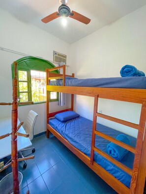 Basic Single Room, 1 Bedroom (Dourado) | Hypo-allergenic bedding, blackout drapes, free WiFi, bed sheets - Onça da Praia Hostel (Vitoria)