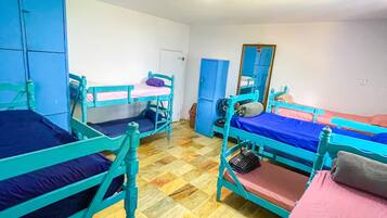 Cama em quarto misto compartilhado para 10 pessoas | Roupas de cama antialérgicas, cortinas blackout, Wi-Fi de cortesia