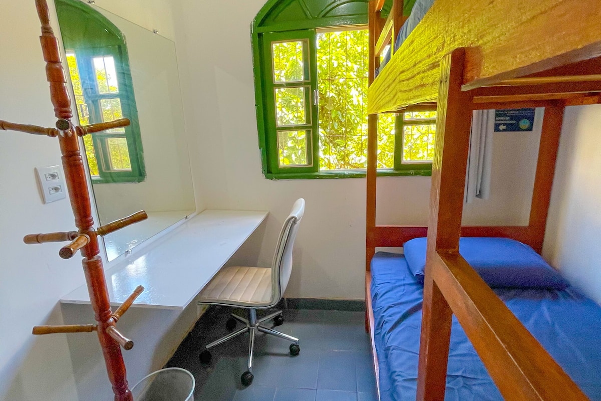 Habitación individual básica (Dourado) | Ropa de cama hipoalergénica, cortinas blackout y wifi gratis