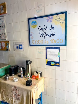 Free daily buffet breakfast - Onça da Praia Hostel (Vitoria)