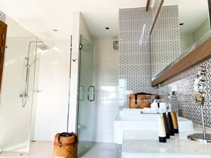 One Bedroom Pool Villa with Ocean View | Bad | Separat badekar og dusj, boblebad og regndusjhode