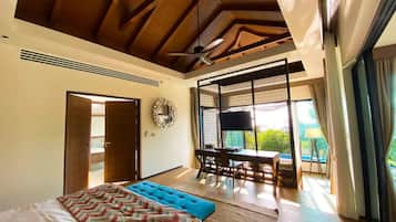 One Bedroom Pool Villa with Ocean View | Literie de qualité supérieure, minibar, coffres-forts dans les chambres