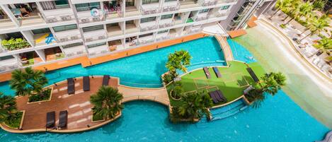 Alberca al aire libre y camastros