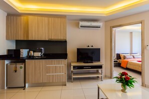 Appartement | Privékeuken | Een koelkast, een microgolfoven, een kookplaat, een waterkoker