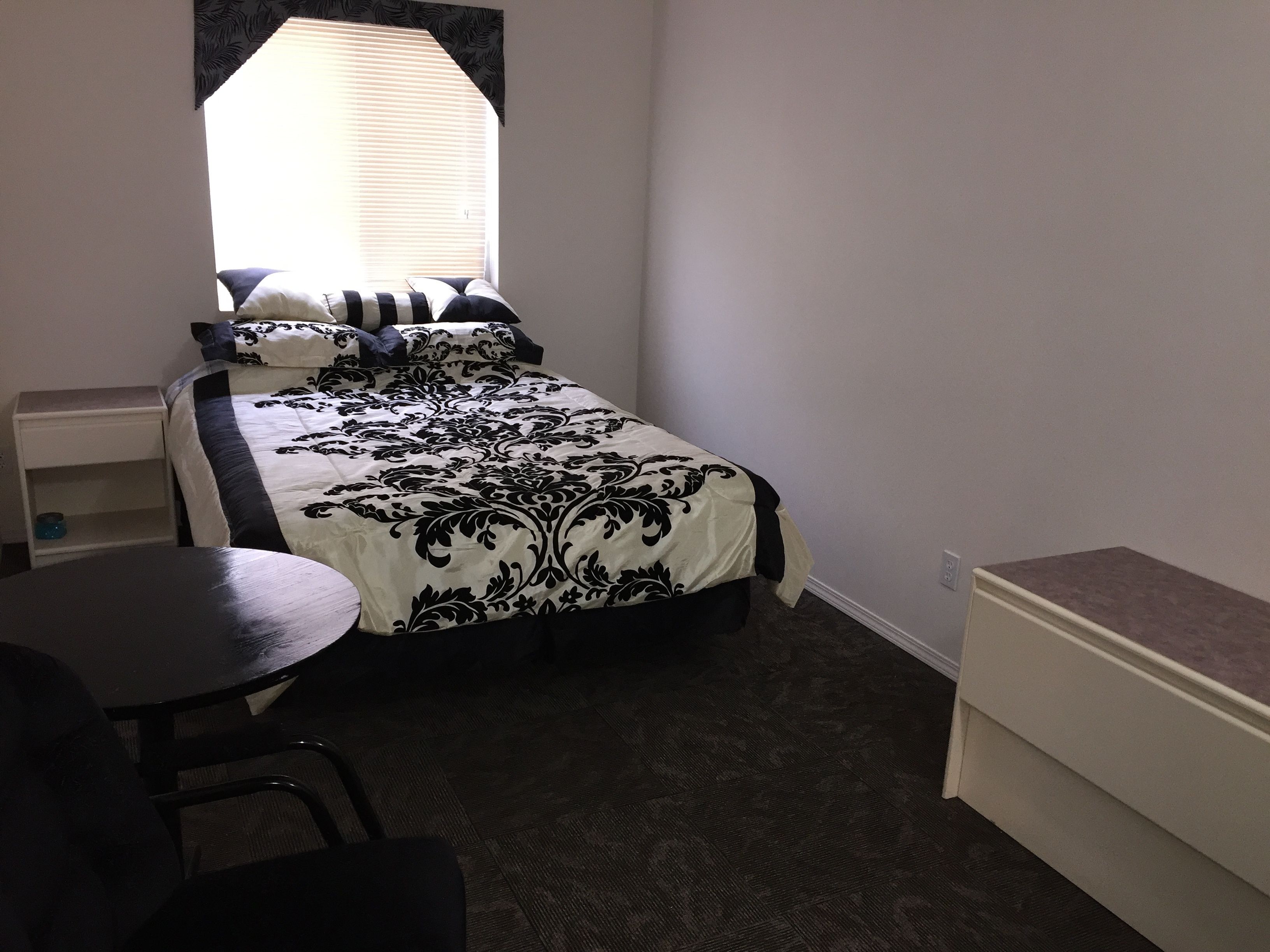 Chambre économique, 1 grand lit | Accès au Wi-Fi (inclus), literie fournie