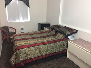 Phòng Economy, 1 giường cỡ queen | Truy cập Internet không dây miễn phí, bộ trải giường 