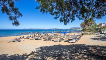 Am Strand, Liegestühle, Sonnenschirme