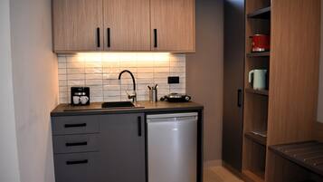 Studio, uitzicht op zee | Privékeuken | Een koelkast, een kookplaat, een waterkoker, kookgerei, borden en bestek