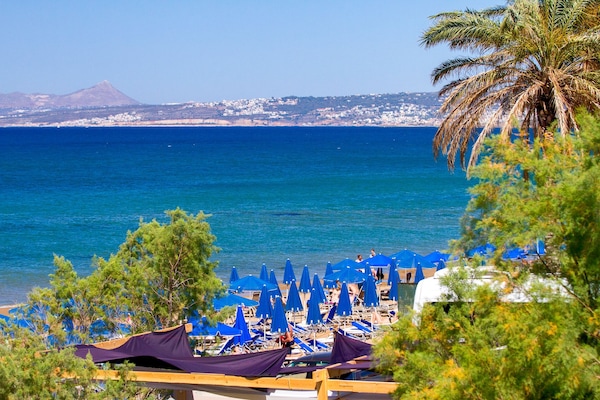 Di pantai, kursi berjemur, dan payung pantai